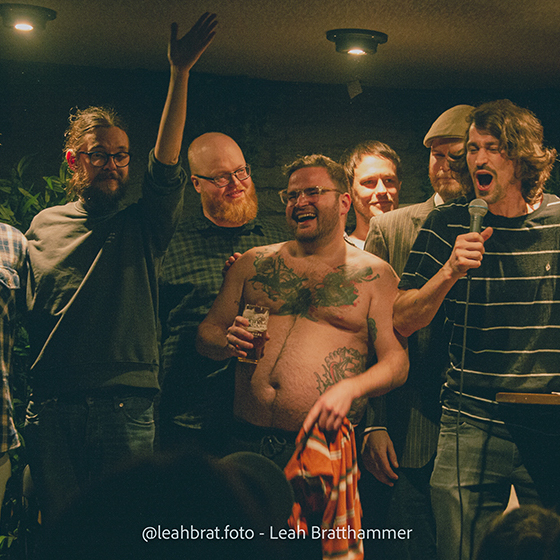 Seks komikere fra Stavanger avslutter roast battle på Bardello i Fargegata