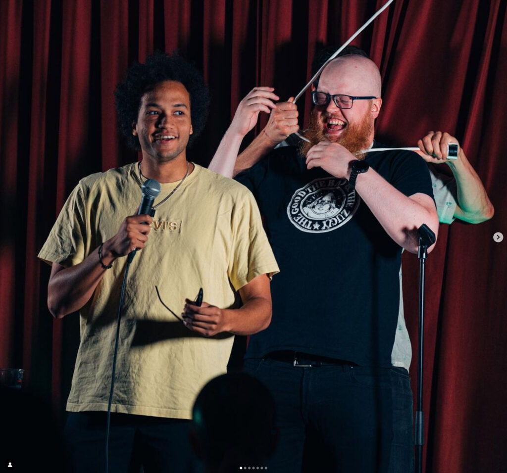 Komiker Anders Olsen på scene under standup show